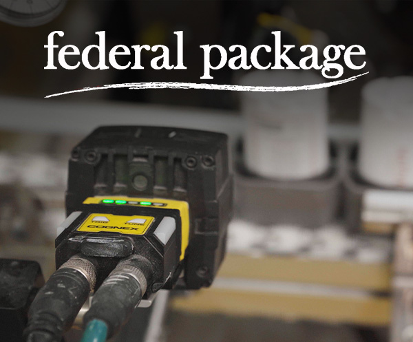 O logotipo da Federal Package é mostrado ao lado de um sistema de visão Cognex montado na lateral de uma correia transportadora para verificar os produtos à medida que se movem pela linha.