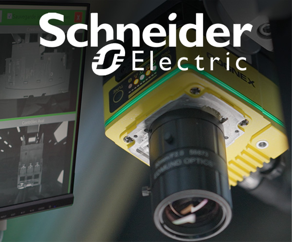 Il logo di Schneider Electric è visibile vicino a un sistema di visione artificiale Cognex che acquisisce le immagini sullo schermo di un computer.